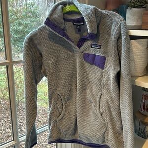 XS Patagonia quarter snap in grey with purple contrast trim